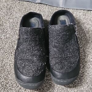 JBU black clogs 6.5